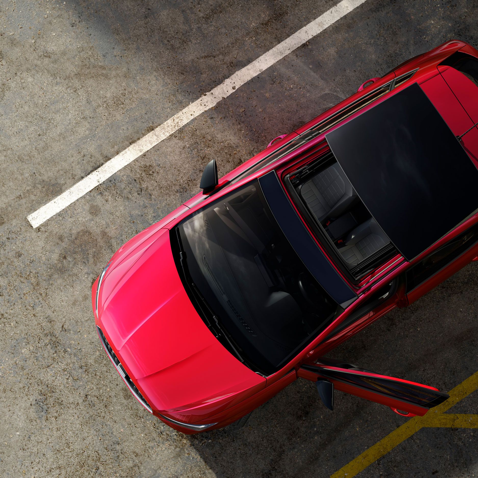 Ansicht von oben auf einen roten SEAT Ibiza mit geöffnetem Schiebedach.