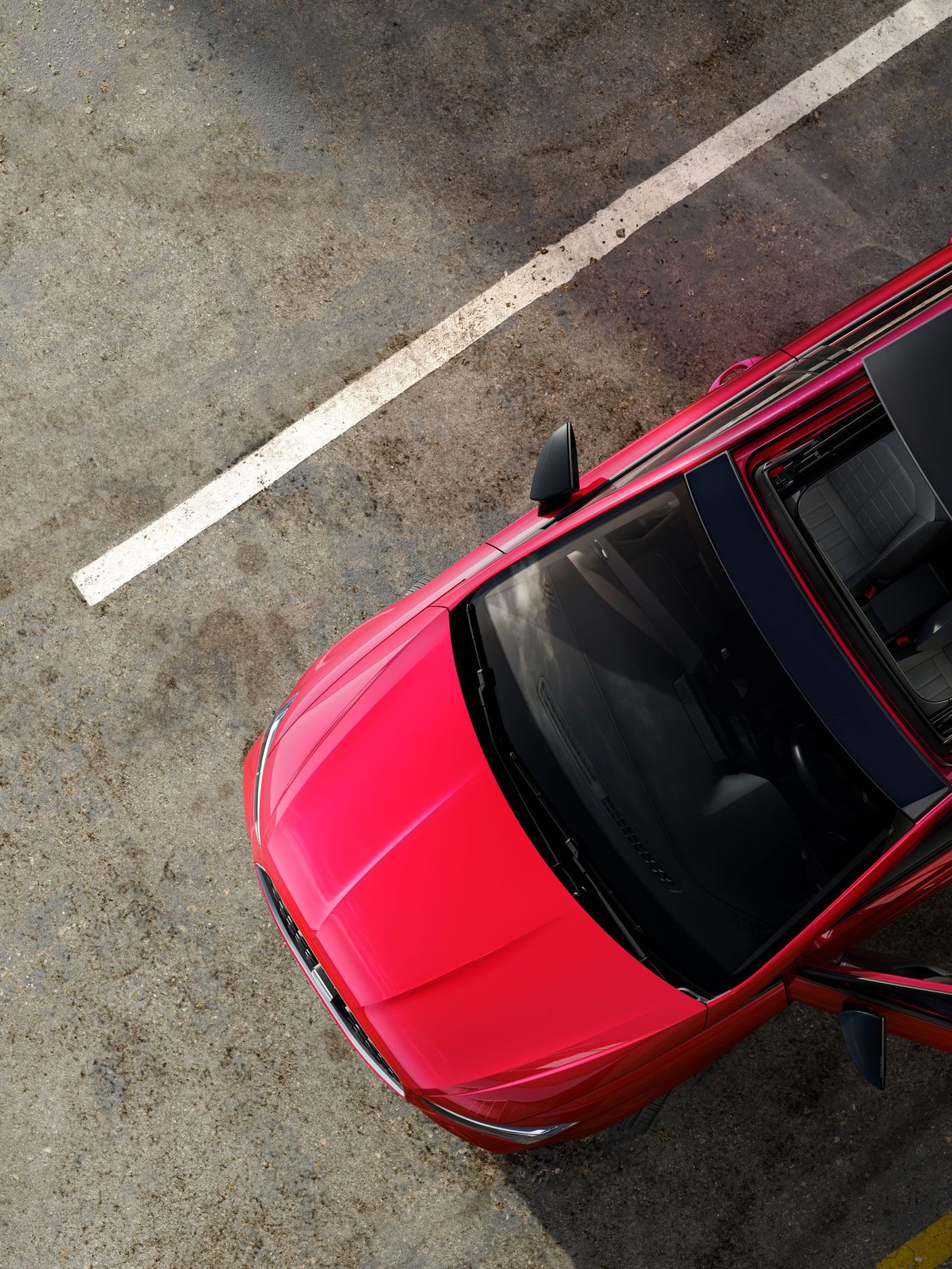 Ansicht von oben auf einen roten SEAT Ibiza mit geöffnetem Schiebedach.