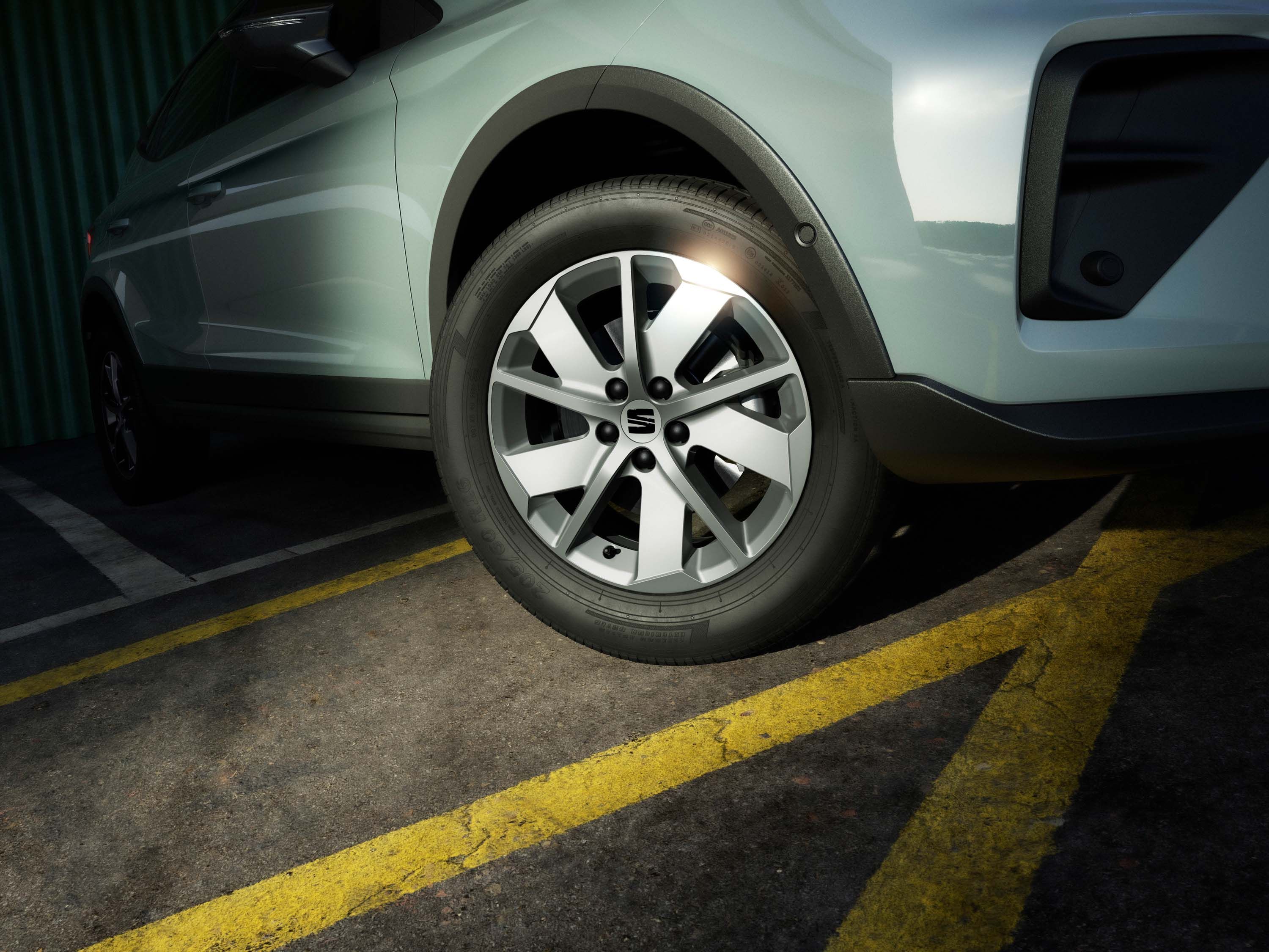 Nahaufnahme der 16-Zoll Design Leichtmetallfelgen des SEAT Arona