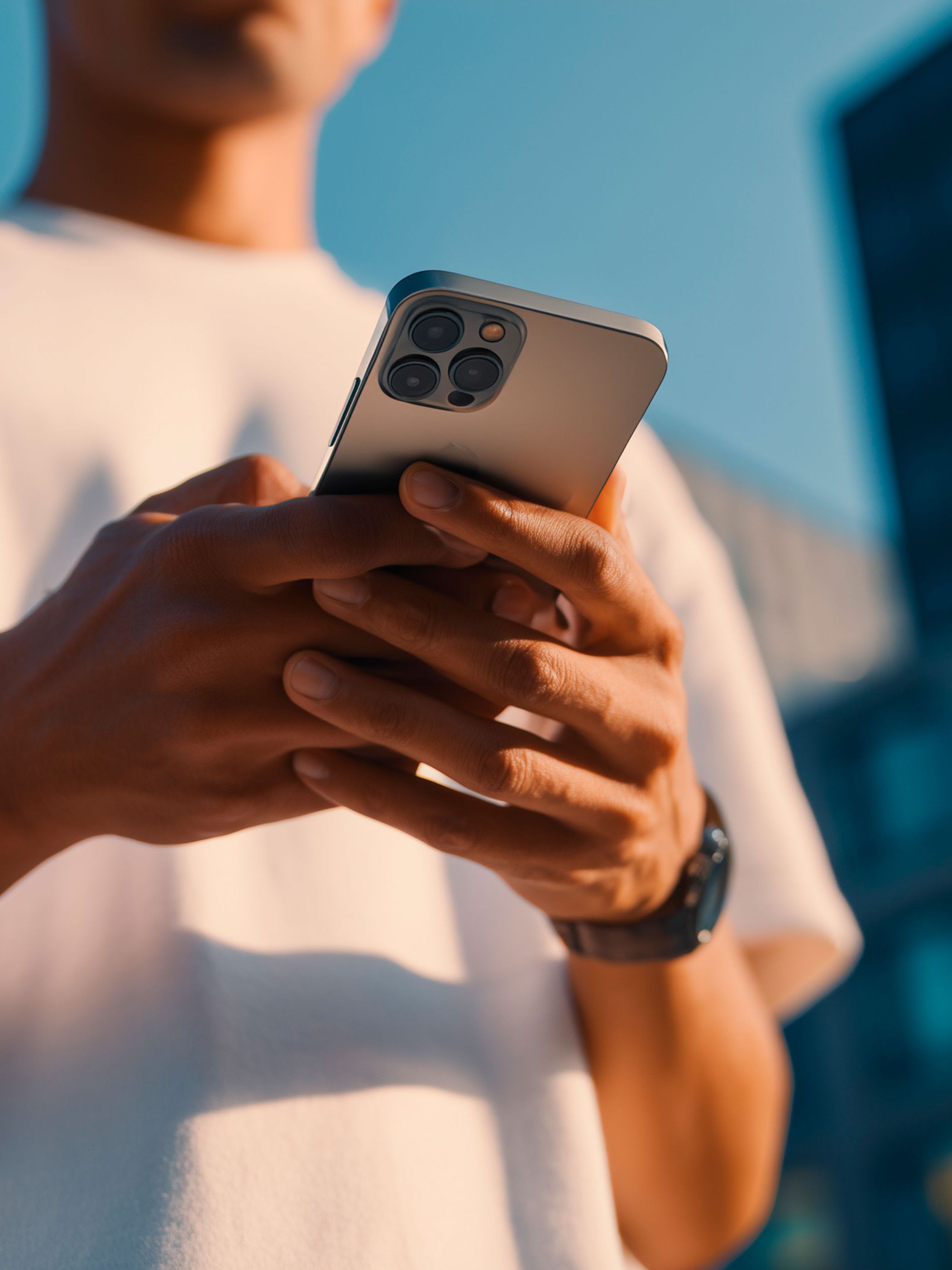 Mann nutzt sein Smartphone, um zu zeigen, wie einfach der Fernzugriff auf das Auto mit der My SEAT App ist.