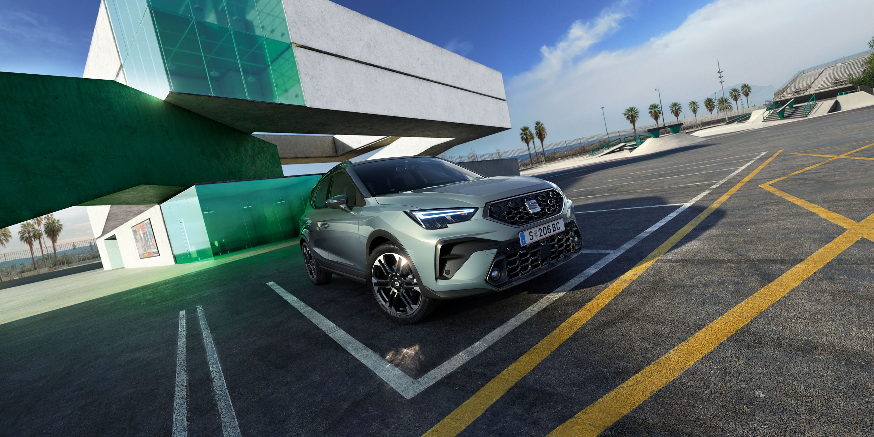 Gesamtansicht eines SEAT Arona 2025, im Freien geparkt.